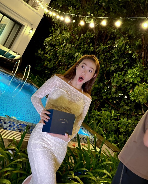 Minh Hằng đáp trả gắt khi đang yên lành bị gọi 'con giáp thứ 13'- Ảnh 1. Minh Hằng vỡ òa vui sướng khi nhận được quà khủng sau màn khui quà hết sức cồng kềnh và mệt mỏi vì chiêu trò của ông xã