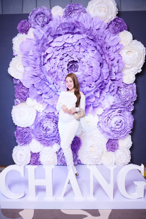 Hồng Diễm khoe nhan sắc gợi cảm ở tuổi 41- Ảnh 5. Tuy đang mang bầu hơn 7 tháng, nhưng Lý Thùy Chang vẫn tự lái siêu xe mui trần đến tham dự sự kiện. Ở những tháng cuối của thai kỳ, cô vẫn xuất hiện đầy rạng rỡ, quyến rũ, đọ sắc cùng các người đẹp Vbiz.