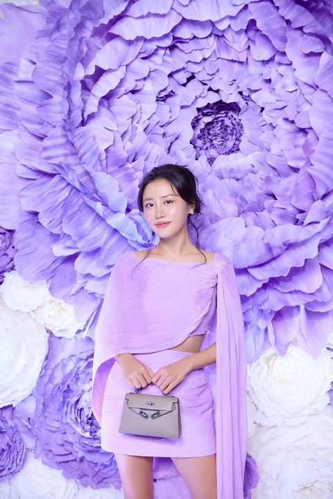 Hồng Diễm khoe nhan sắc gợi cảm ở tuổi 41- Ảnh 7. Văn Mai Hương mang túi Kelly của Hermes, diện đầm tím thướt tha cùng tone make up nhẹ nhàng. Người đẹp sinh năm 1994 cho biết cô bắt đầu “có tuổi” rồi nên ngày càng quan tâm đến việc làm đẹp hơn.