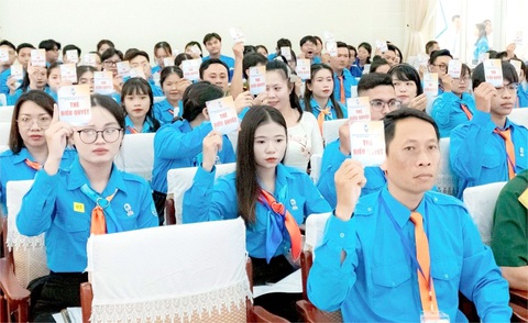 Nâng cao năng lực số, giúp thanh niên nông thôn khởi nghiệp- Ảnh 3. Biểu quyết các nội dung quan trọng tại Đại hội Hội LHTN Việt Nam huyện Nhà Bè nhiệm kỳ 2024 - 2029 - Ảnh: K.A.