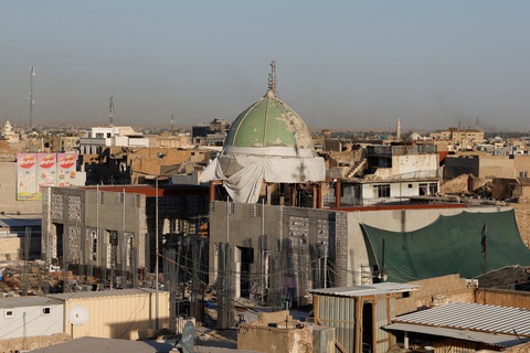 Phát hiện thứ 'rợn người' do IS để lại tại nhà thờ Hồi giáo nổi tiếng ở Iraq- Ảnh 1. Toàn cảnh nhà thờ Hồi giáo al-Nuri sau khi được sơ tán do phát hiện bom bên trong ở Mosul, Iraq hôm 29-6 - Ảnh: REUTERS