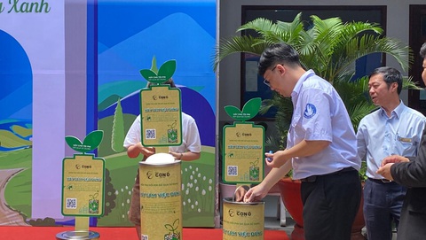 Cuộc thi Tái tạo xanh: Trường đại học 'không rác thải'- Ảnh 3. Mô hình thu hồi pin cũ của PINACO - Ảnh: ANH THY