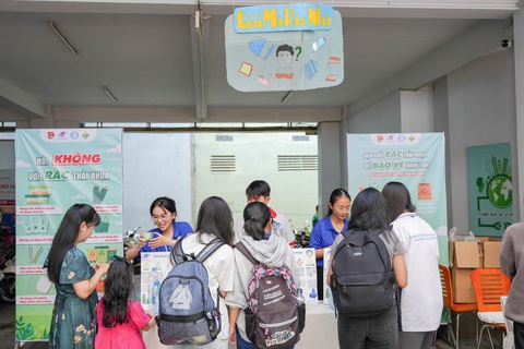 Cuộc thi Tái tạo xanh: Trường đại học 'không rác thải'- Ảnh 4. Gian hàng Phân loại nhựa tại Ngày hội