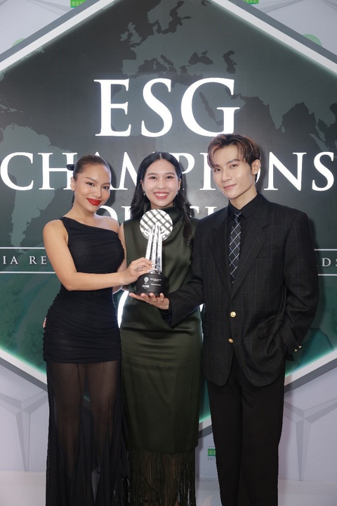 VieON ghi dấu ở hạng mục doanh nghiệp thúc đẩy xã hội- Ảnh 2. Đỗ Phú Quí, Vũ Thảo My cùng đại diện VieON chụp ảnh lưu niệm tại đêm trao giải.