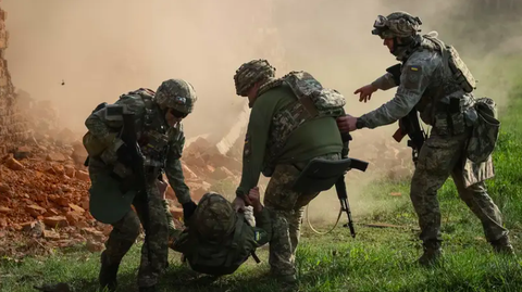 Nga lo ngại trước thông tin Ukraine tăng quân gần biên giới Belarus- Ảnh 1. Quân nhân Ukraine tham gia một cuộc tập trận gần biên giới với Belarus ở vùng Zhytomyr, phía bắc Ukraine vào tháng 4 năm ngoái - Ảnh: REUTERS