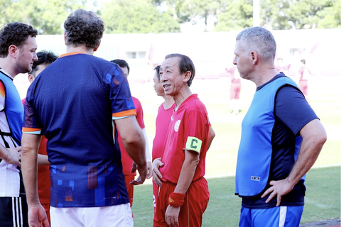 Trận bóng đặc biệt, cổ vũ Euro 2024 trên sân Thống Nhất- Ảnh 2. Các ông Chritopher, phó tổng lãnh sự Đức; Tobias, TP kinh tế, Lãnh sự quán Hà Lan; PGS.TS Trần Hoàng Ngân; Greg, TP lãnh sự, Lãnh sự quán Hoa Kỳ (từ trái sang) - Ảnh: BTC