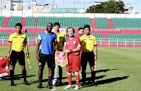 Trận bóng đặc biệt, cổ vũ Euro 2024 trên sân Thống Nhất- Ảnh 1. Đội trưởng Trần Hoàng Ngân (phải) và đội trưởng Mam Jobe (Lãnh sự quán Mỹ) trao cờ lưu niệm trước trận - Ảnh: BTC