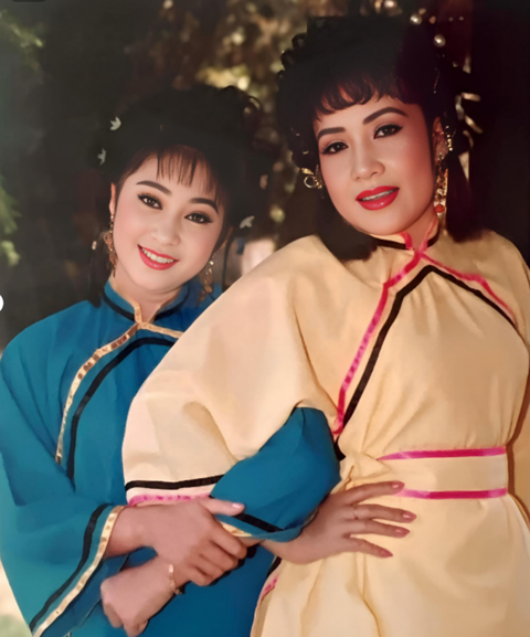 Nghệ sĩ Lệ Thủy nhớ ký ức vở Cây sầu riêng trổ bông và phát hiện mầm non Thoại Mỹ- Ảnh 4. Thoại Mỹ (trái) luôn yêu quý