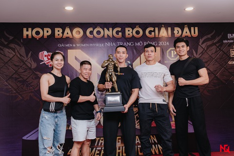 Thí sinh thể hình cũng... livestream bán hàng!- Ảnh 1. Đại diện ban tổ chức và các thí sinh tại họp báo cuộc thi thể hình Men - Women Physique Nha Trang mở rộng 2024