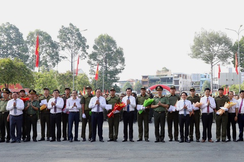 Nhiều tỉnh, thành đồng loạt ra mắt lực lượng bảo vệ an ninh, trật tự cơ sở- Ảnh 24. Lãnh đạo tỉnh Đồng Nai tặng hoa và quà cho đại diện 30 tổ bảo vệ an ninh trật tự ở cơ sở thuộc thành phố Biên Hòa - Ảnh: AN BÌNH