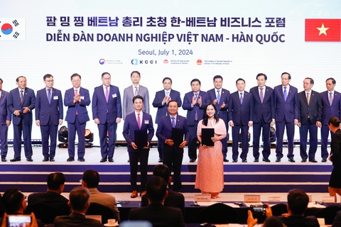 '3 đảm bảo' của Thủ tướng với các tập đoàn Hàn Quốc- Ảnh 2. Thủ tướng Phạm Minh Chính chứng kiến lễ trao thỏa thuận hợp tác giữa địa phương Việt Nam và doanh nghiệp Hàn Quốc tại diễn đàn - Ảnh: NHẬT BẮC