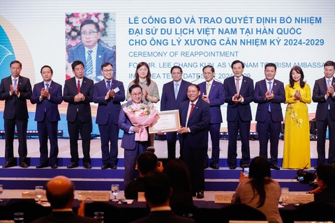 Doanh nghiệp Hàn Quốc cam kết mở rộng đầu tư tại Việt Nam- Ảnh 4. Thủ tướng Phạm Minh Chính chứng kiến việc trao quyết định bổ nhiệm ông Lý Xương Căn làm đại sứ du lịch Việt Nam ở Hàn Quốc - Ảnh: NHẬT BẮC