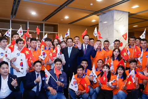 Giới chuyên gia AI, bán dẫn Hàn Quốc hiến kế khi gặp Thủ tướng- Ảnh 4. Thủ tướng Phạm Minh Chính chụp ảnh cùng các lao động Việt Nam ở Hàn Quốc tại diễn đàn - Ảnh: NHẬT BẮC
