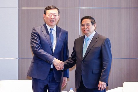 '3 đảm bảo' của Thủ tướng với các tập đoàn Hàn Quốc- Ảnh 5. Thủ tướng Phạm Minh Chính bắt tay với ông Shin Dong Bin - chủ tịch Lotte - tập đoàn đa quốc gia quy mô lớn thứ 5 của Hàn Quốc - Ảnh: NHẬT BẮC