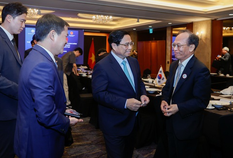 Giới chuyên gia AI, bán dẫn Hàn Quốc hiến kế khi gặp Thủ tướng- Ảnh 1. Thủ tướng Phạm Minh Chính trao đổi với giáo sư Lee Sin Doo (bìa phải), một người có nhiều tình cảm gắn bó với Việt Nam - Ảnh: NHẬT BẮC