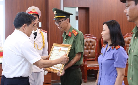 Khen thưởng thành viên phá án mang bí số TGL5- Ảnh 1. Lãnh đạo tỉnh khen thưởng cá nhân trong chuyên án - Ảnh: MẠNH TRƯỜNG