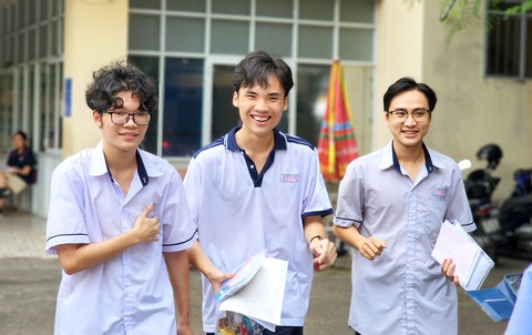 AI giải đề toán 'nhanh như chớp', chúng ta phải dạy và học ra sao?- Ảnh 1. Thí sinh ở một điểm thi tại TP.HCM vui vẻ sau khi kết thúc môn thi toán - Ảnh: NGỌC PHƯỢNG