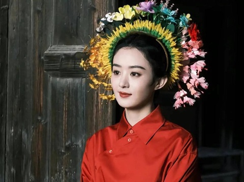 Đến lúc TikToker Việt đu trend 'kiếp này cài hoa'- Ảnh 1. Triệu Lệ Dĩnh xuất hiện trên tạp chí với chiếc bờm hoa xinh đẹp.