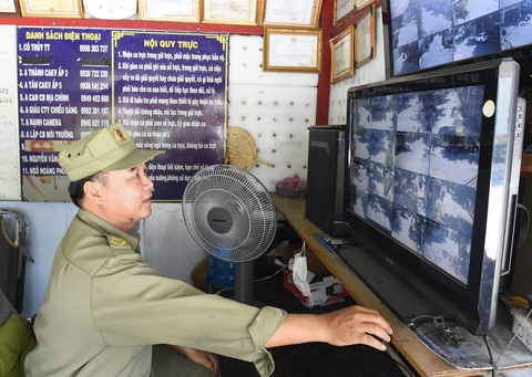 Lực lượng an ninh, trật tự cơ sở ra mắt sáng 1-7 có gì mới?- Ảnh 3. Anh Ngô Hoàng Phong gần 10 năm tham gia lực lượng dân phòng gìn giữ an ninh trật tự khu dân cư làng đại học xã Phước Kiển, huyện Nhà Bè, TP.HCM (ảnh chụp sáng 30-6) - Ảnh: TỰ TRUNG