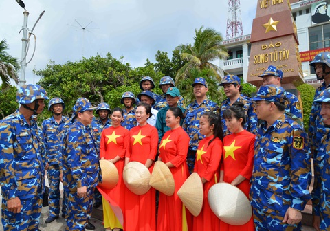 Tư lệnh Hải quân kiểm tra công tác huấn luyện sẵn sàng chiến đấu tại Trường Sa- Ảnh 1. Tư lệnh Hải quân Trần Thanh Nghiêm trò chuyện với quân và dân đảo Song Tử Tây - Ảnh: TRỌNG THIẾT