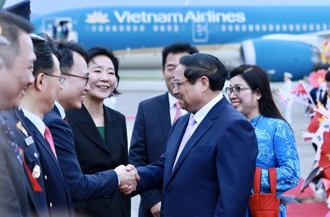 Việt Nam - điểm sáng trong đầu tư của Hàn Quốc- Ảnh 1. Thủ tướng Phạm Minh Chính và phu nhân tại lễ đón ngay sau khi đến Hàn Quốc - Ảnh: DUY LINH