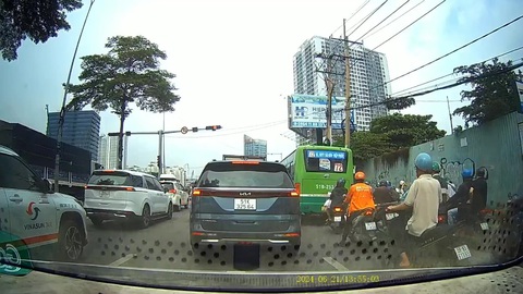 Từ thông tin Tuổi Trẻ cung cấp: Đình chỉ tài xế xe buýt vượt đèn đỏ- Ảnh 1. Xe buýt vượt đèn đỏ tại giao lộ Nguyễn Văn Linh – Nguyễn Hữu Thọ (quận 7) - Ảnh: Cắt từ video