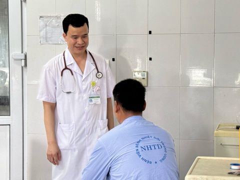 Bác sĩ thăm khám cho anh H. tại Bệnh viện Bệnh nhiệt đới trung ương - Ảnh: Bệnh viện cung cấp Bác sĩ khám cho anh H. tại Bệnh viện Bệnh nhiệt đới trung ương - Ảnh: Bệnh viện cung cấp