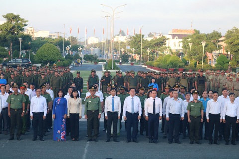 Nhiều tỉnh, thành đồng loạt ra mắt lực lượng bảo vệ an ninh, trật tự cơ sở- Ảnh 11. Các lãnh đạo tỉnh Tây Ninh cùng đại diện các sở, ban ngành có mặt tại buổi lễ ra mắt - Ảnh: GIAI THỤY
