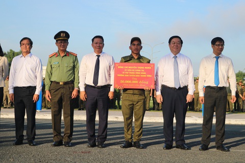 Nhiều tỉnh, thành đồng loạt ra mắt lực lượng bảo vệ an ninh, trật tự cơ sở- Ảnh 9. Trưởng Ban Tuyên giáo Trung ương Nguyễn Trọng Nghĩa (thứ hai từ phải qua) tặng quà cho lực lượng tham gia bảo vệ an ninh, trật tự cơ sở tại Tây Ninh - Ảnh: GIAI THỤY