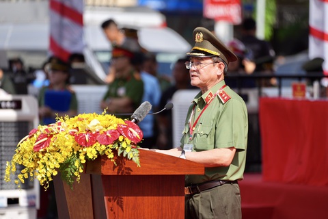 Chủ tịch nước Tô Lâm dự lễ ra mắt lực lượng tham gia bảo vệ an ninh, trật tự cơ sở tại TP.HCM- Ảnh 4. Trung tướng Lê Hồng Nam, giám đốc Công an TP.HCM, phát biểu tại lễ ra mắt - Ảnh: HỮU HẠNH