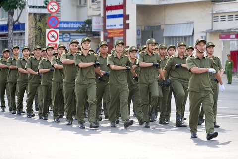 Chủ tịch nước Tô Lâm dự lễ ra mắt lực lượng tham gia bảo vệ an ninh, trật tự cơ sở tại TP.HCM- Ảnh 7. Lực lượng bảo vệ an ninh, trật tự cơ sở diễu hành sáng 1-7 - Ảnh: HỮU HẠNH