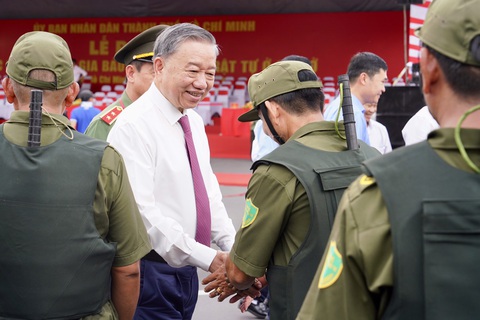 Chủ tịch nước Tô Lâm dự lễ ra mắt lực lượng tham gia bảo vệ an ninh, trật tự cơ sở tại TP.HCM- Ảnh 6. Chủ tịch nước Tô Lâm chúc mừng lực lượng tham gia bảo vệ an ninh, trật tự cơ sở - Ảnh: HỮU HẠNH