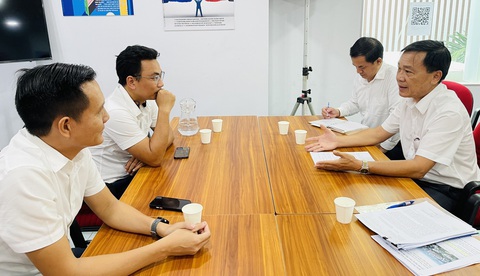 Công ty Phú Mỹ Hưng phản hồi gì về kết luận thanh tra?- Ảnh 2. Ông Nguyễn Đình Thọ (phải), phó tổng giám đốc Công ty TNHH phát triển Phú Mỹ Hưng, trao đổi với Tuổi Trẻ về các nội dung thanh tra liên quan Phú Mỹ Hưng - Ảnh: LÊ PHAN