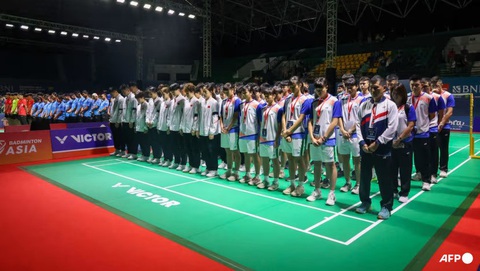 Tài năng cầu lông 17 tuổi Trung Quốc đột tử khi đang thi đấu- Ảnh 2. Toàn bộ các tay vợt tham dự Giải cầu lông trẻ vô địch châu Á 2024 mặc niệm Zhang Zhijie - Ảnh: AFP