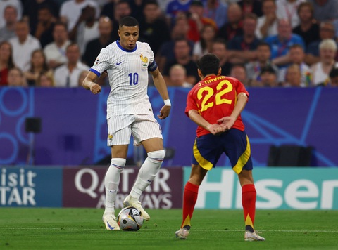 Mbappe bất ngờ không đeo mặt nạ đá bán kết Euro 2024- Ảnh 1. Tiền đạo tuyển Pháp Kylian Mbappe không đeo mặt nạ thi đấu bán kết Euro 2024 với Tây Ban Nha - Ảnh: REUTERS