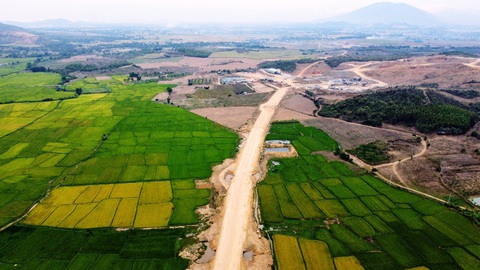 Tập đoàn Thuận An xin rút khỏi liên danh thi công cao tốc Khánh Hòa - Buôn Ma Thuột- Ảnh 1. Khu vực thị xã Ninh Hòa đang được xây dựng đường cao tốc Khánh Hòa - Buôn Ma Thuột, trong đó có gói thầu số 2 đã ký hợp đồng giao liên danh do Công ty cổ phần Tập đoàn Thuận An đứng đầu thực hiện - Ảnh: TRẦN HƯỚNG