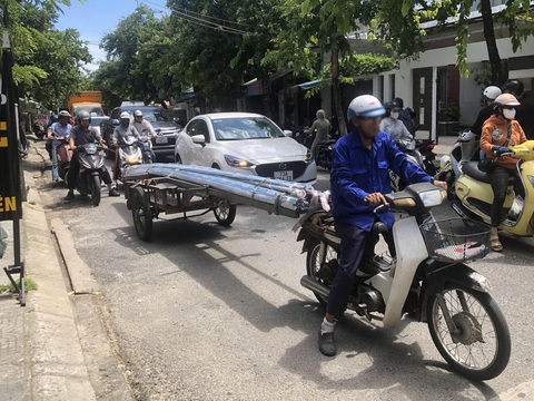 Xe chở hàng cồng kềnh vẫn tung hoành trên đường phố Đà Nẵng- Ảnh 3. Xe ba gác chở sắt thép dài cản trở giao thông trên đường Tôn Đản (quận Cẩm Lệ, TP Đà Nẵng) - Ảnh: THANH NGUYÊN