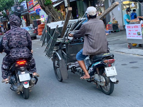 Xe chở hàng cồng kềnh vẫn tung hoành trên đường phố Đà Nẵng- Ảnh 4. Xe gắn máy thô sơ chở sắt thép cồng kềnh vẫn hiên ngang di chuyển trên khắp phố phường TP Đà Nẵng gây mất an toàn giao thông - Ảnh: THANH NGUYÊN