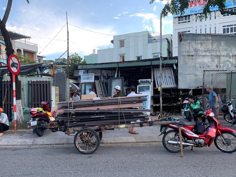 Xe chở hàng cồng kềnh vẫn tung hoành trên đường phố Đà Nẵng- Ảnh 2. Nhiều xe ba gác, xe thô sơ ở TP Đà Nẵng được sử dụng để chuyển nhà, chở vật liệu xây dựng (tôn, thép), phế liệu... - Ảnh: THANH NGUYÊN