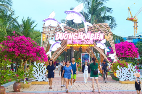 Lần đầu tiên Đà Nẵng có đường hoa ven biển, du khách mê mải check-in- Ảnh 1. Cổng chính dẫn vào trục đường hoa biển Đà Nẵng - Ảnh: THANH NGUYÊN