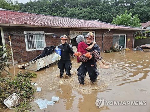 Lực lượng cứu hộ Hàn Quốc giúp đỡ một dân làng tại khu vực Wanju ở tỉnh Jeolla Bắc trong trận mưa lịch sử - Ảnh: YONHAP Tại khu vực Wanju thuộc tỉnh Jeolla Bắc, lực lượng cứu hộ đã sơ tán 18 dân làng bị mắc kẹt do nước dâng cao, một số người đang chờ trợ giúp trên mái nhà - Ảnh: YONHAP