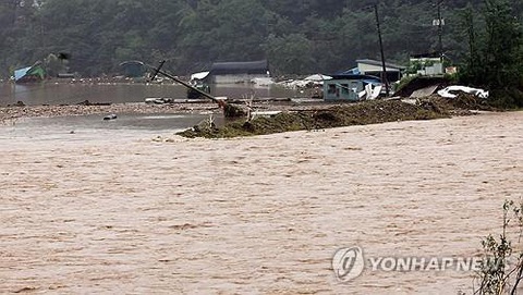 Nước dâng cao tại một con suối ở tỉnh Wanja sau khi mưa lớn trút xuống vào ngày 10-7 - Ảnh: YONHAP Nước dâng cao tại một con suối ở tỉnh Wanja sau khi mưa lớn trút xuống vào ngày 10-7 - Ảnh: YONHAP