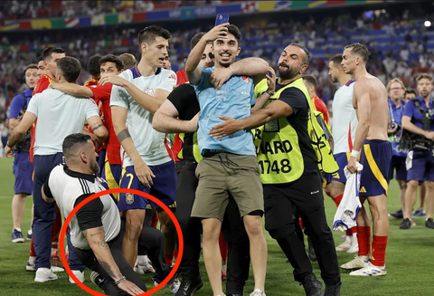 Nhân viên an ninh ‘đốn chân’ làm chấn thương Morata sau bán kết Euro 2024- Ảnh 3. Tình huống dẫn đến chấn thương hy hữu của Morata