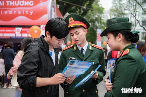 Những trường quân đội đầu tiên công bố điểm chuẩn xét tuyển sớm- Ảnh 1. Thí sinh tìm hiểu các trường thuộc khối ngành quân đội tại Ngày hội tư vấn tuyển sinh - hướng nghiệp năm 2024 do báo Tuổi Trẻ phối hợp các đơn vị tổ chức - Ảnh: NAM TRẦN