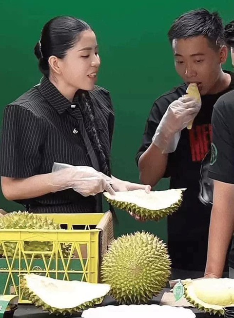 Hình ảnh Quang Linh Vlog ăn sầu riêng khiến dân mạng bày tỏ sự thèm thuồng và muốn được chốt đơn để thưởng thức - Ảnh: Chụp màn hình Hình ảnh Quang Linh Vlog ăn sầu riêng khiến dân mạng bày tỏ sự thèm thuồng và muốn được chốt đơn để thưởng thức - Ảnh: Chụp màn hình