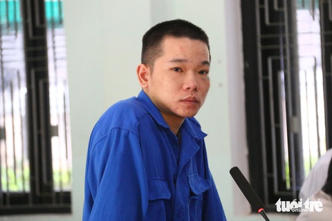 Người đàn ông đâm chết phó trưởng công an phường lãnh 20 năm tù- Ảnh 1. Nguyễn Tấn Sang - người đâm chết phó trưởng Công an phường Thủy Vân - tại phiên tòa - Ảnh: NHẬT LINH