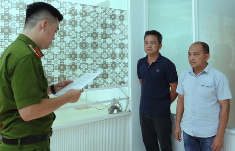 Điều tra vụ lừa đảo liên quan 2 căn nhà giá 56 tỉ ở Đà Nẵng- Ảnh 1. Cơ quan công an tống đạt các quyết định - Ảnh: H.B.