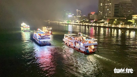 'Cháy' vé xem pháo hoa Đà Nẵng, khách sạn du thuyền cũng hết chỗ- Ảnh 3. Vé xem pháo hoa trên du thuyền đã sớm được bán hết - Ảnh: TRƯỜNG TRUNG