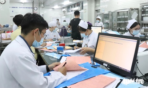 Vì sao giáo sư Nguyễn Quang Tuấn phải thực hành, xin lại giấy phép hành nghề?- Ảnh 1. Theo quy định, bác sĩ không hành nghề và không cập nhật kiến thức y khoa liên tục 2 năm liên tiếp phải cần đào tạo lại 12 tháng để cấp giấy phép hành nghề - Ảnh: XUÂN MAI