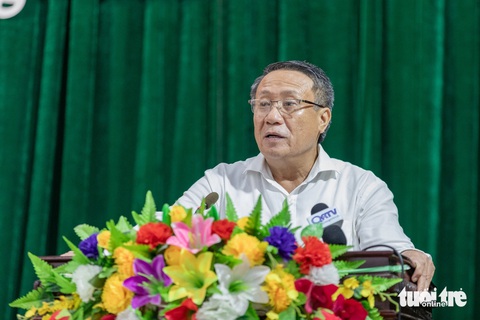 Cử tri Quảng Trị 'ăn ngủ không yên' vì sạt lở- Ảnh 2. Ông Hà Sỹ Đồng - phó chủ tịch UBND tỉnh Quảng Trị - cho hay tỉnh cần thêm 1.200 tỉ đồng để xây mới nhiều đoạn kè sông - Ảnh: HOÀNG TÁO